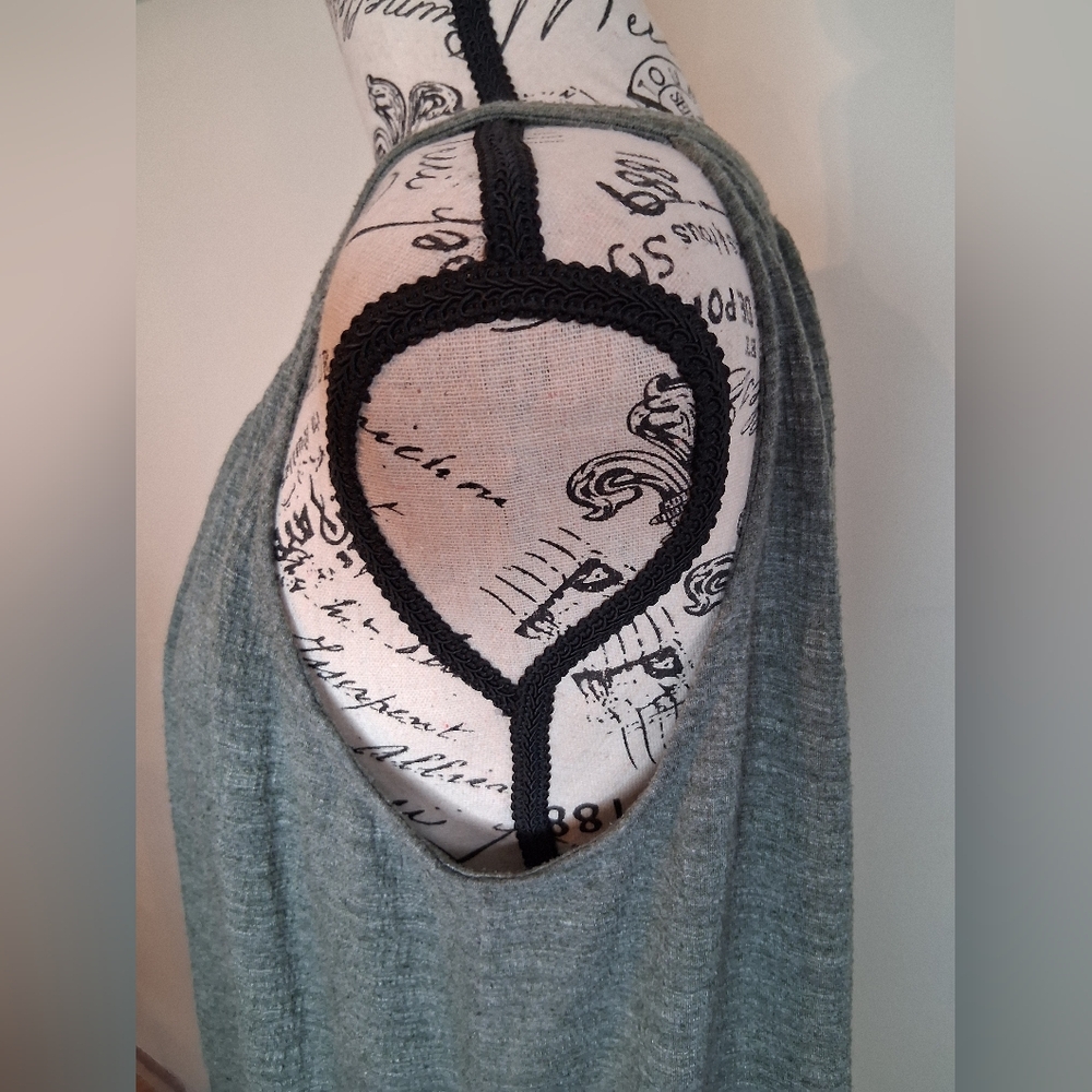 Sleeveless Top Size Large - Picture 5 of 7